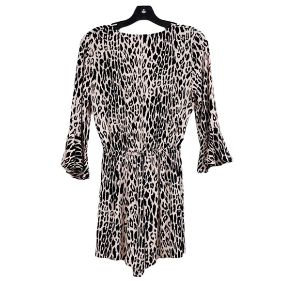 BNWT! Express Factory Cheetah Print Surplice Bell Sleeve Romper Size XXS - Picture 6 of 9